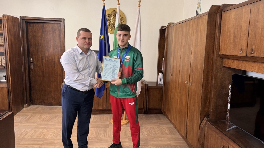 Pencho Milkov awarded the Ruse boxer Nicholas Nikolov for the bronze medal