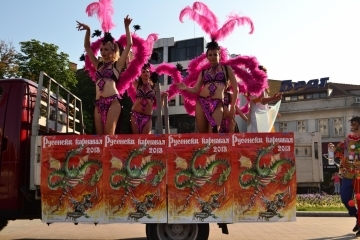 Цветен карнавал завладя центъра на Русе снощи