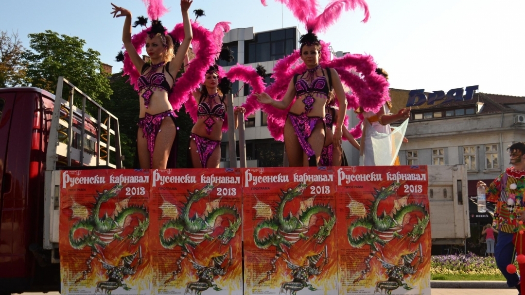 Цветен карнавал завладя центъра на Русе снощи