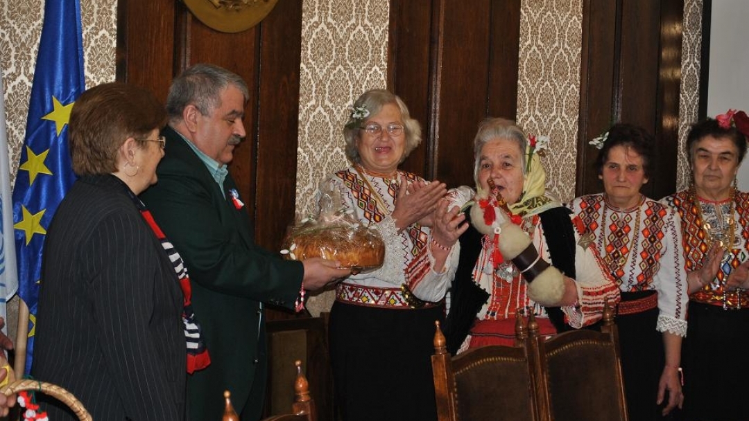 Ученици и пенсионери закичиха с мартеници кметския екип и служители на общината