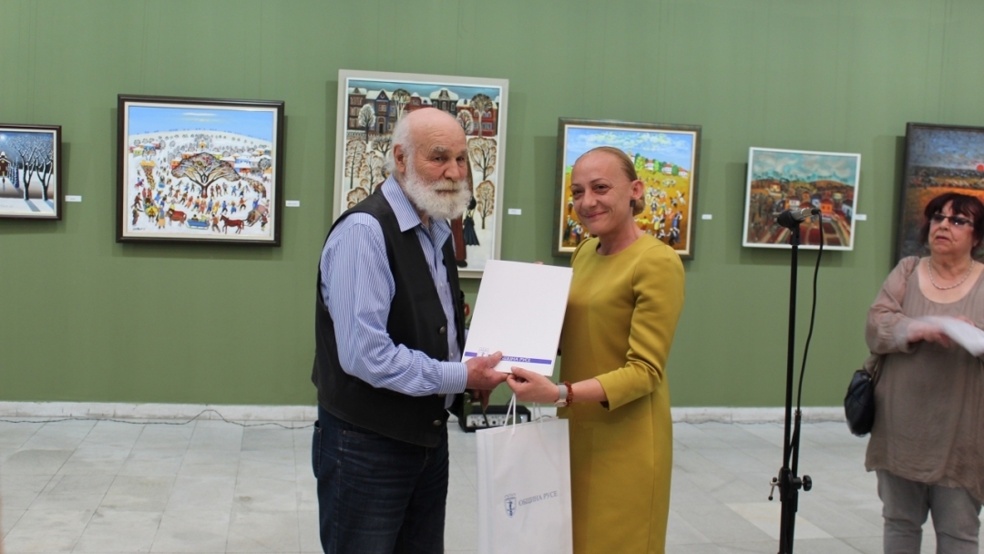 Заместник-кметът Наталия Кръстева връчи златна значка "Русе" на художника Ради Неделчев
