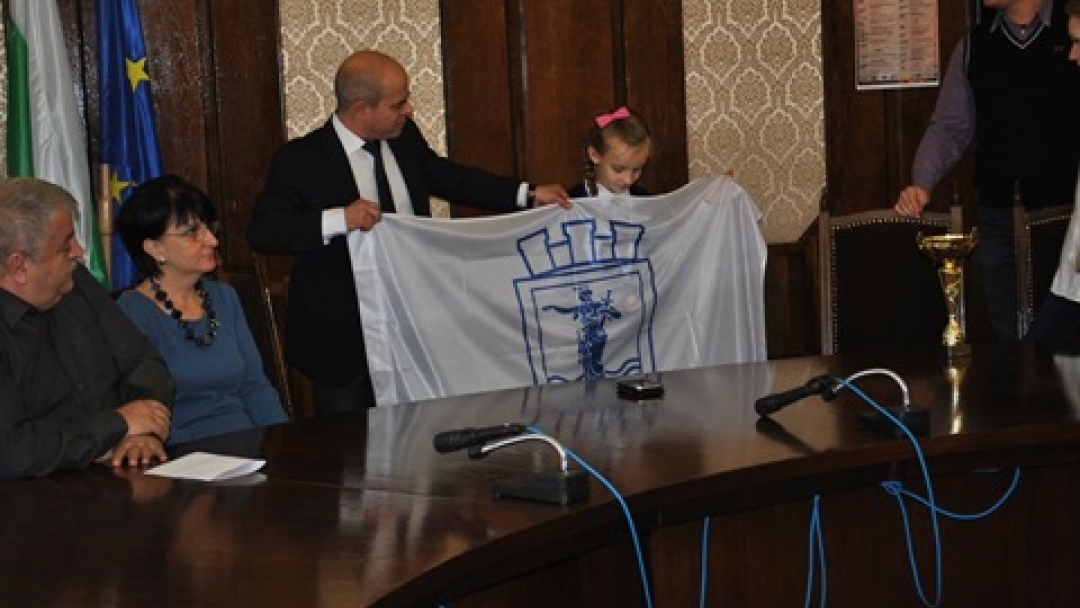 Знаме на Община Русе за 8-годишната шахматистка Диляна Иванова