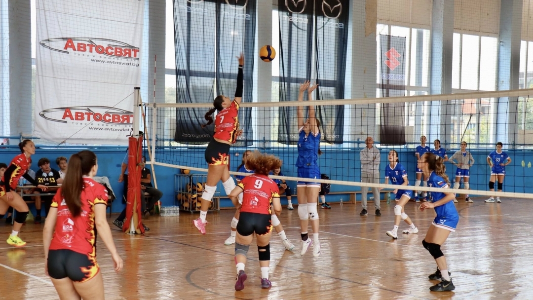 Зала „Ялта“ в Русе бе арена на двудневната волейболна надпревара „За купата на кмета“