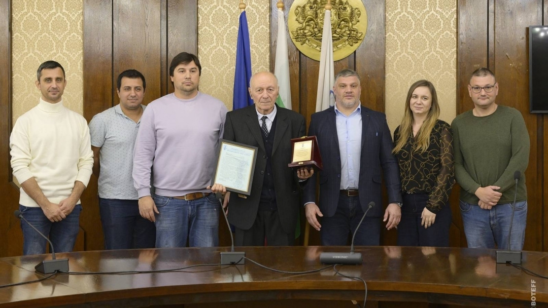 Легендарният вратар на "Дунав" Любен Марков бе отличен от Община Русе за своята 80-годишнина