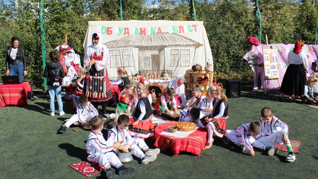 С фолклор и много настроение приключи проектът „Удивителният свят на знаещите 6-годишни в Русе“