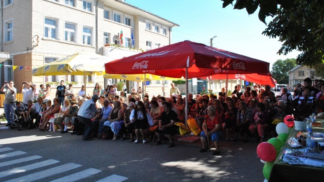 52 фолклорни състава от България и Румъния на „САНДРОВО ПЕЕ И ТАНЦУВА”