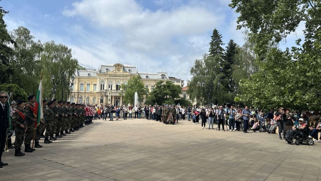 С тържествена церемония и благодарствен молебен бе отбелязан Празникът на Русе