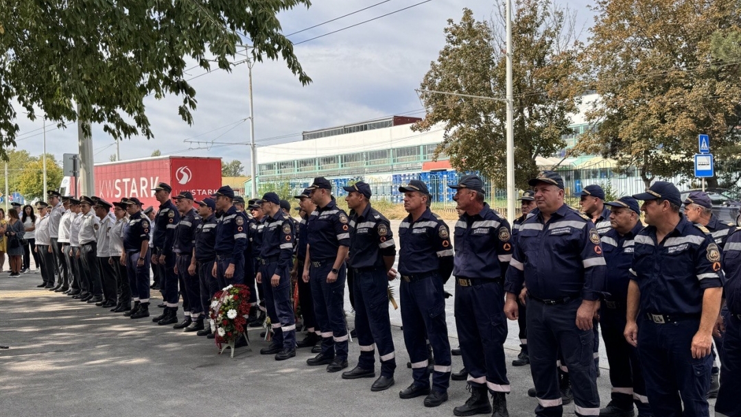  Пенчо Милков почете професионалния празник на пожарникарите