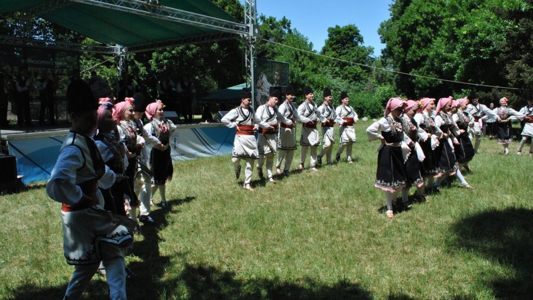 Кметът Пламен Стоилов приветства участниците във фолклорния събор „Златната гъдулка“
