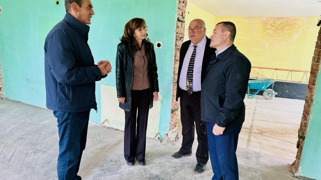 Кметът на Русе провери изпълнението на проекта за обновяване на ученическото общежитие в Образцов чифлик 