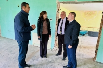 Кметът на Русе провери изпълнението на проекта за обновяване на ученическото общежитие в Образцов чифлик 
