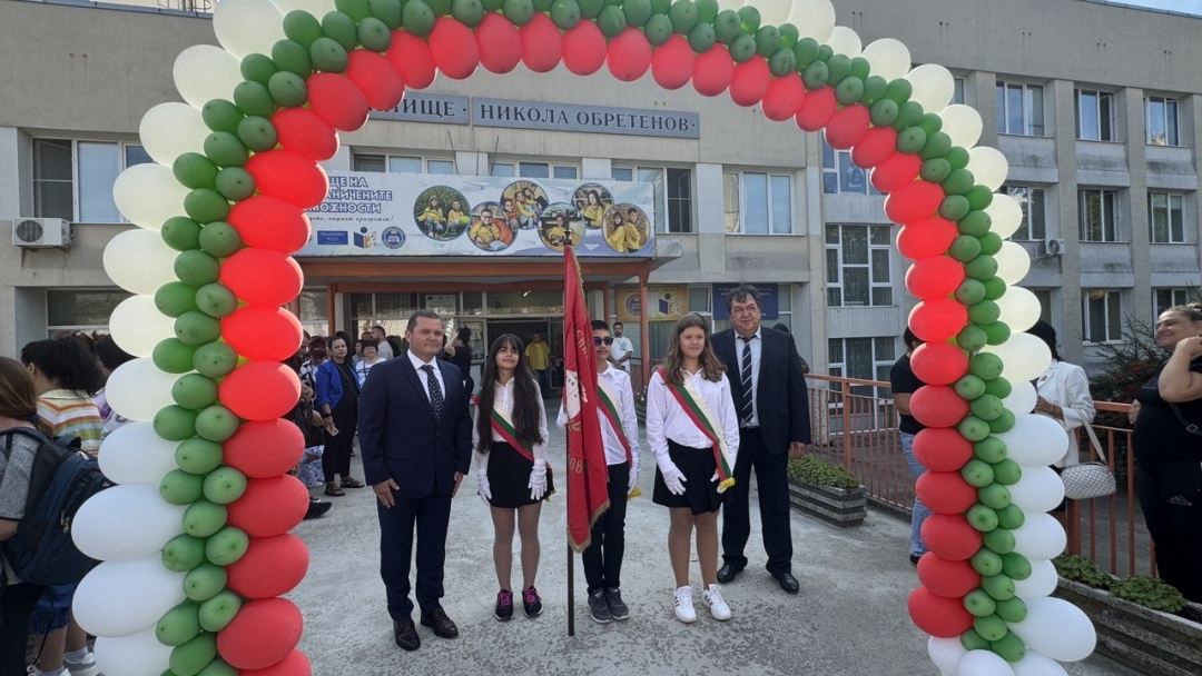 С тържествени церемонии бе даден старт на учебната година в училищата и детските градини в община Русе