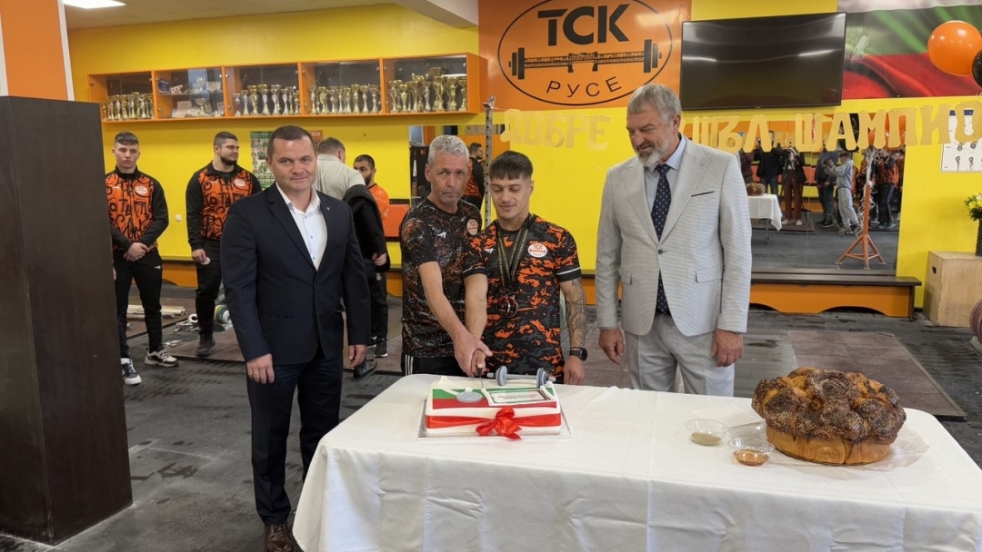 Пенчо Милков награди с почетен плакет вицешампиона от Европейското по щанги Дениз Данев