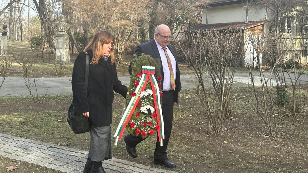 Deputy Mayor Encho Enchev laid a wreath at the monument of Hristo Botev in Bucharest