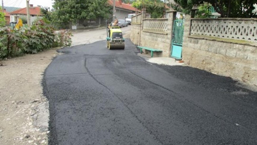 „Комунални дейности“ продължават активните ремонтни дейности на улици в общината