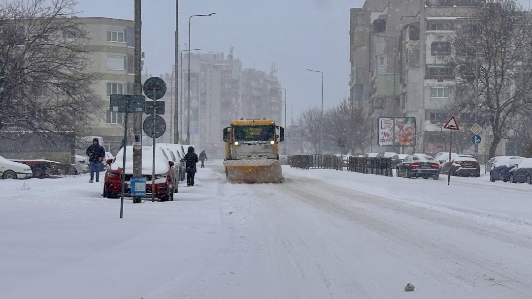 Проходимостта на пътната мрежа в Русе и общината се поддържа при усложнени зимни условия