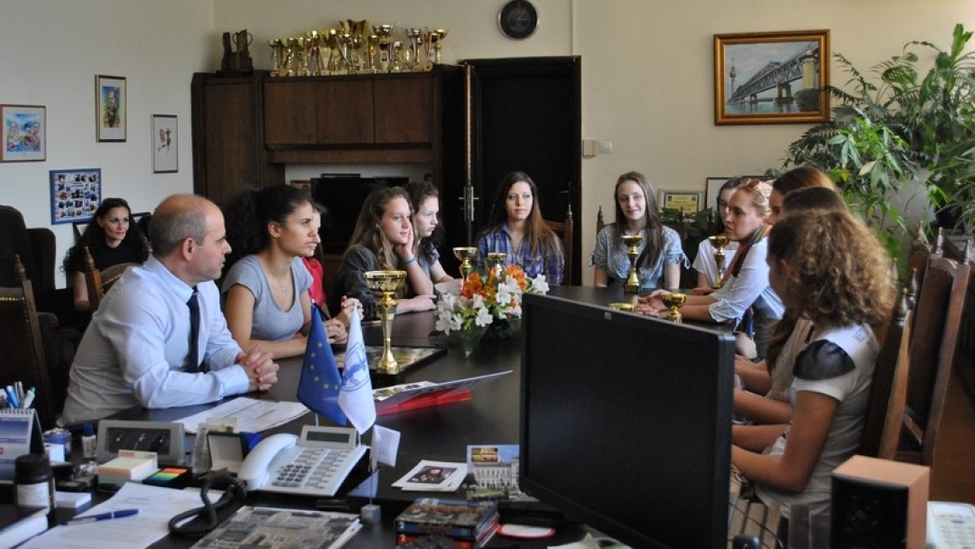 Кметът Пламен Стоилов посрещна носителите на 16 купи от Студио за съвременни танци „Фрийдъм“