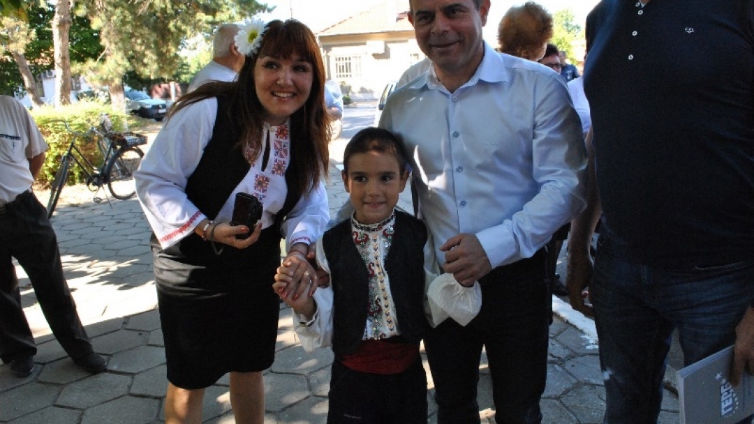 52 фолклорни състава от България и Румъния на „САНДРОВО ПЕЕ И ТАНЦУВА”