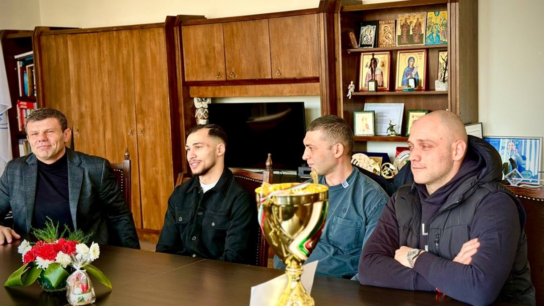 Пенчо Милков награди Радослав Росенов за безпрецедентния му успех на Купа „Странджа“