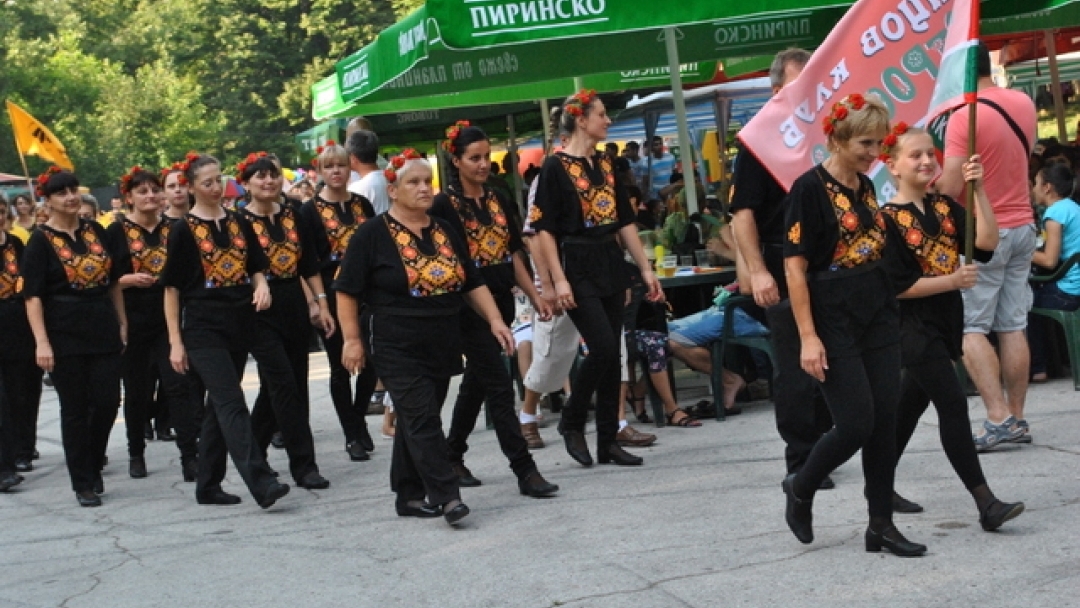 Кметът Пламен Стоилов откри традиционният народен събор в Лесопарка 