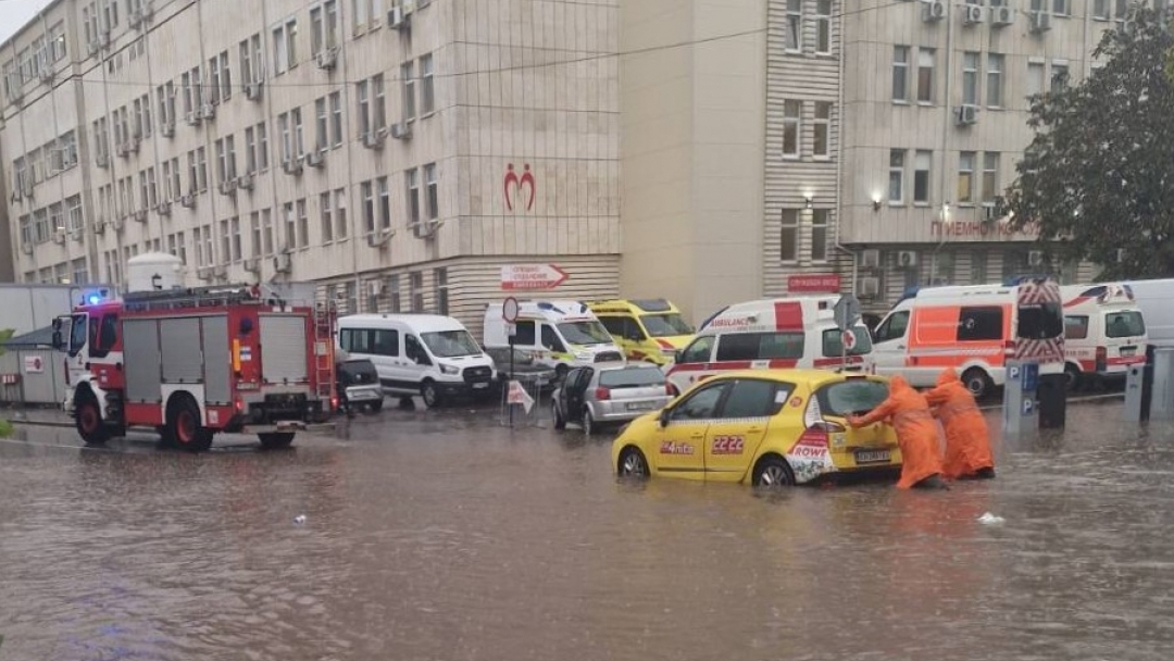 Екипи на фирмата за обществена хигиена отводняват улици в Русе, остава в сила оранжевият код за опасни валежи