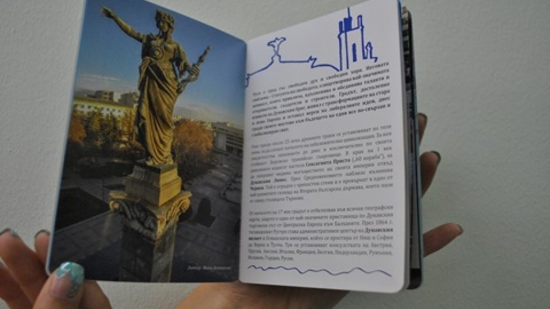 Кметът Пламен Стоилов подари „Паспорт Русе“ на абитуриенти от Математическата гимназия