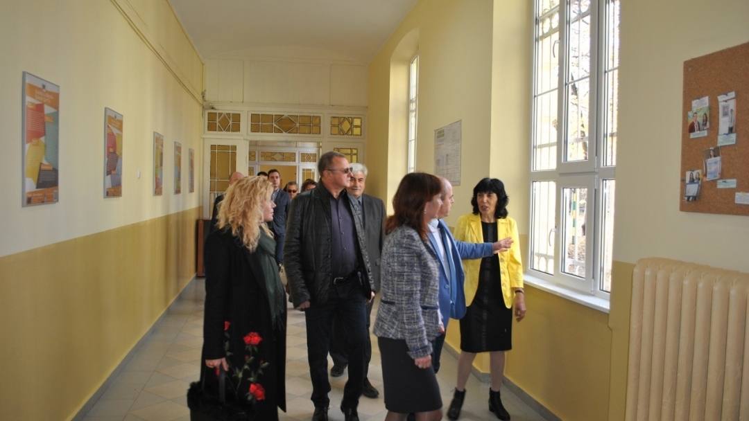Министърът на труда и социалната политика Зорница Русинова и кметът Пламен Стоилов откриха реконструираната сграда на АГ "Гео Милев"