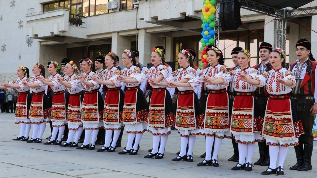 Великденско хоро се изви днес на площада в Русе