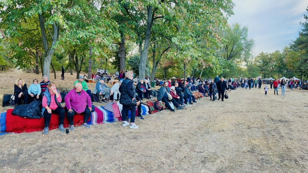 Деветият Комитски събор събра стотици родолюбци в село Червена вода