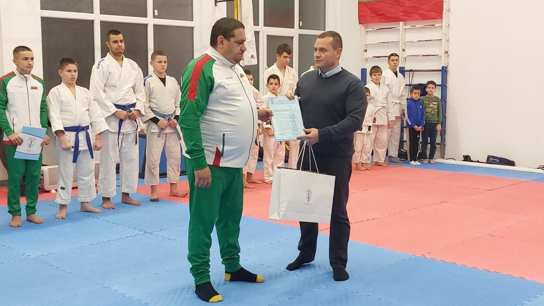 Two champions from the Dynamo Sports Club were awarded by Mayor Pencho Milkov