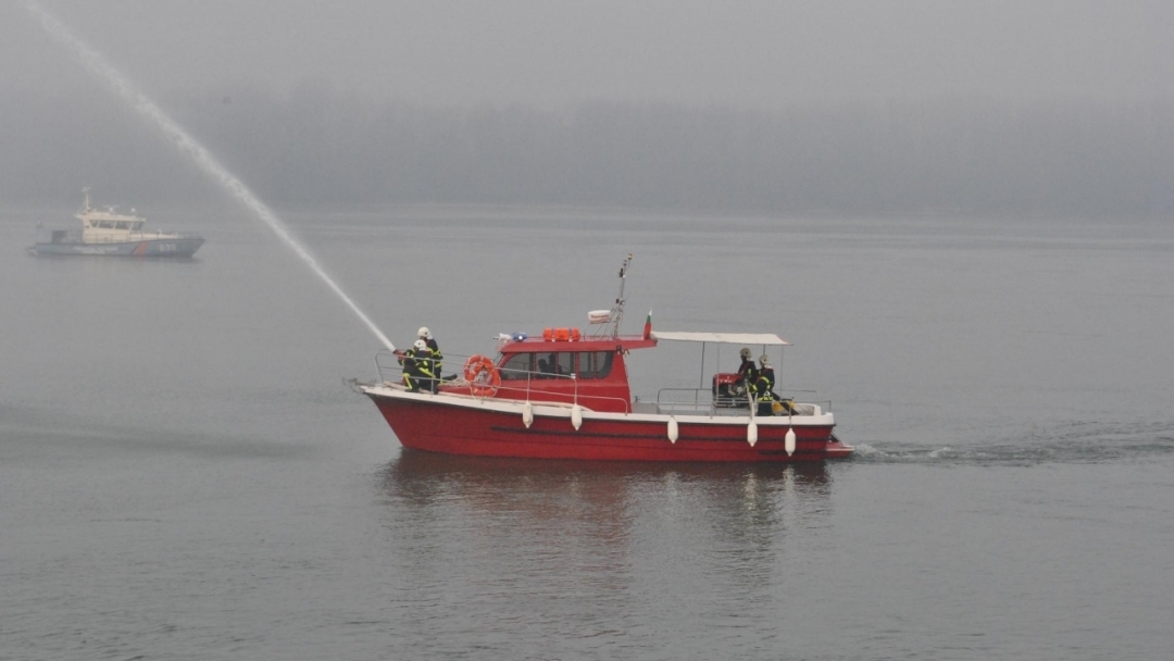 Пожарникари и спасители от Русе и Гюргево проведоха съвместно демонстрационно учение