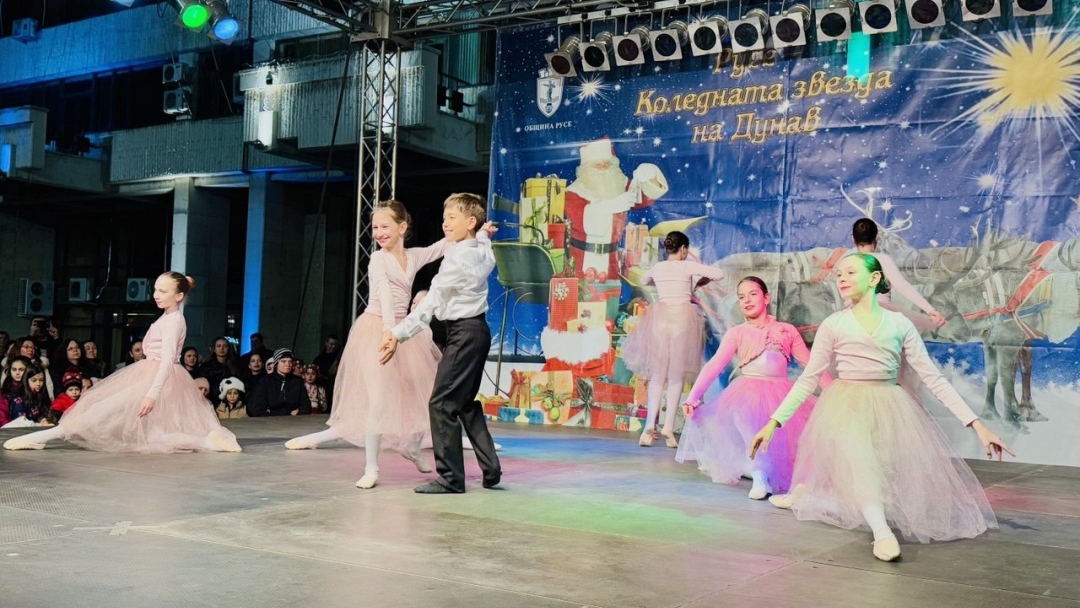 Кметът Пенчо Милков запали светлините на Коледната елха в Русе  