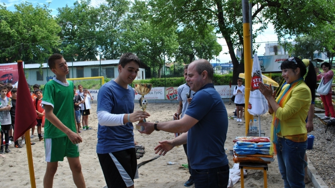 160 ученици мериха сили в турнир по плажен футбол и народна топка 
