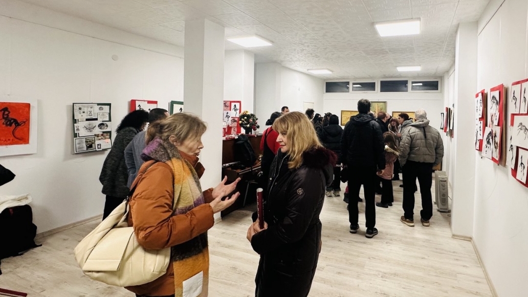 Калиграфия и детско творчество се срещнаха в изложбата „Годината на огнения кон“ в Русе