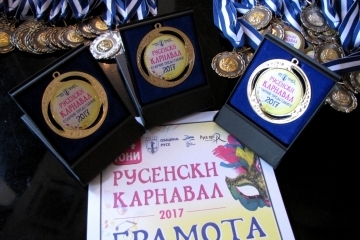 Плакети, грамоти и предметни награди за участниците в Русенски карнавал 2017