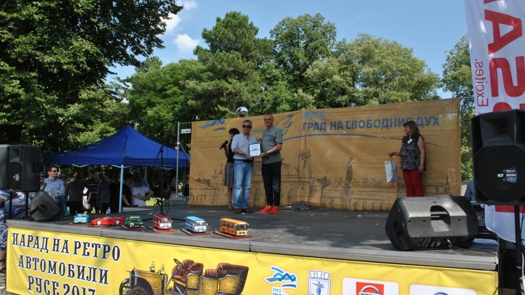 "Купата на кмета" връчи русенският градоначалник Пламен Стоилов на третото издание на Парад на ретро автомобили