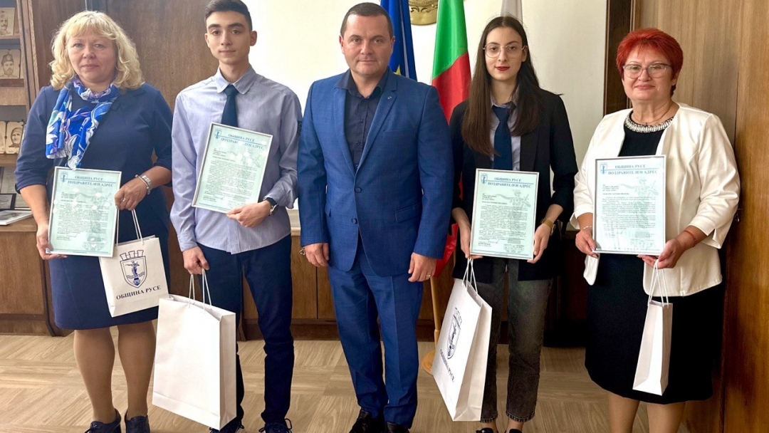 Пенчо Милков се срещна с учениците от Математическата гимназия, участвали в „Стани богат“ 