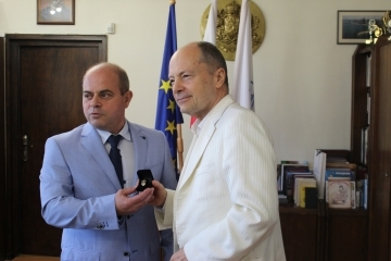 Кметът Пламен Стоилов връчи златна значка "Русе" на проф. Цекомир Воденичаров