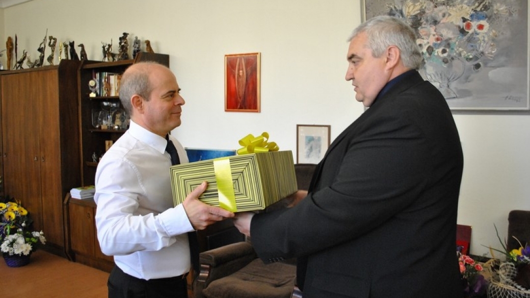 Златна рибка и шерифска значка за рождения ден на кмета Пламен Стоилов 