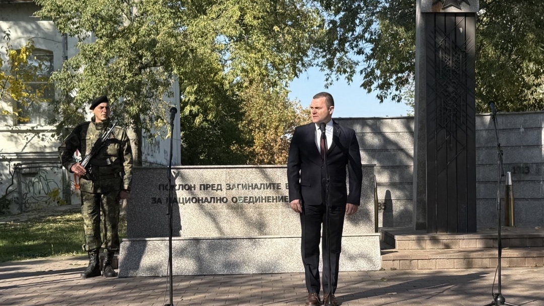 Русе почете паметта на героите с военен ритуал и панихида за Архангелова задушница