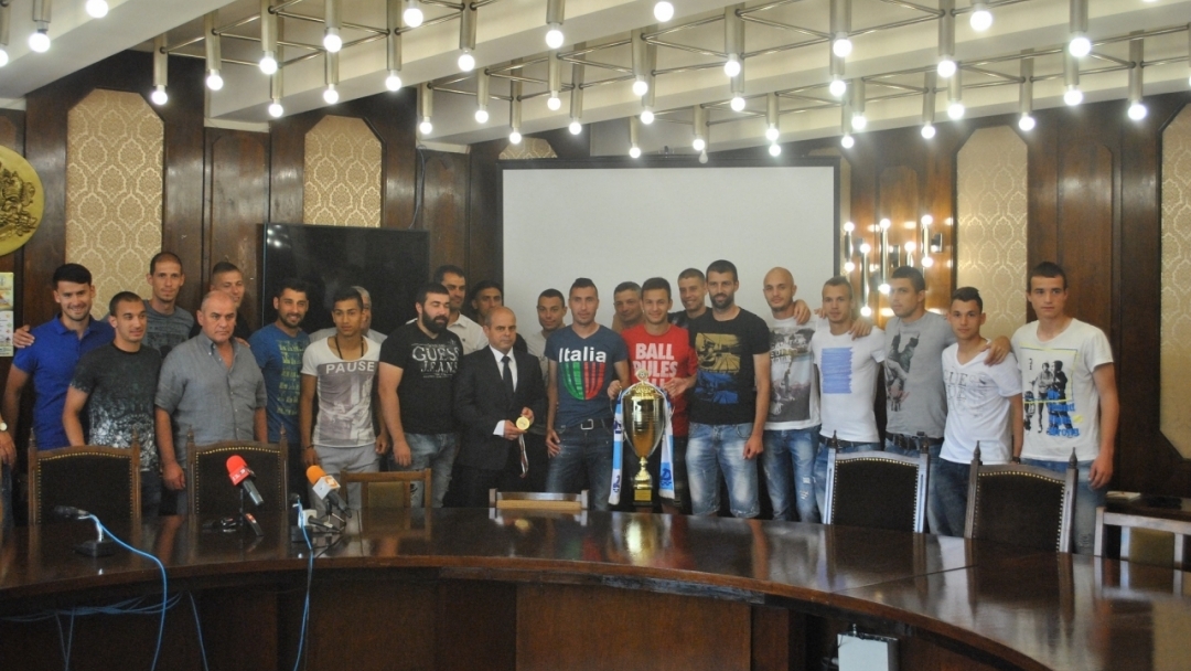 Кметът Пламен Стоилов награди футболистите от ФК „Дунав“