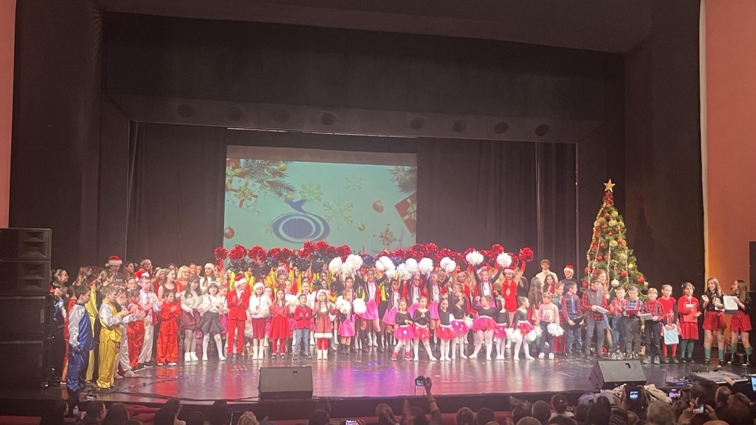 Традиционният коледен концерт на Общинския младежки дом в Русе зарадва стотици русенци