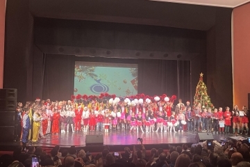 Традиционният коледен концерт на Общинския младежки дом в Русе зарадва стотици русенци