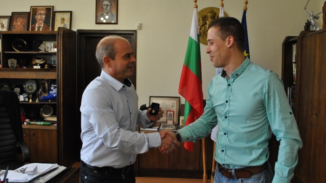 Златна значка на Община Русе за Богдан Донев, знаме с герба за ФТТ „Найден Киров“