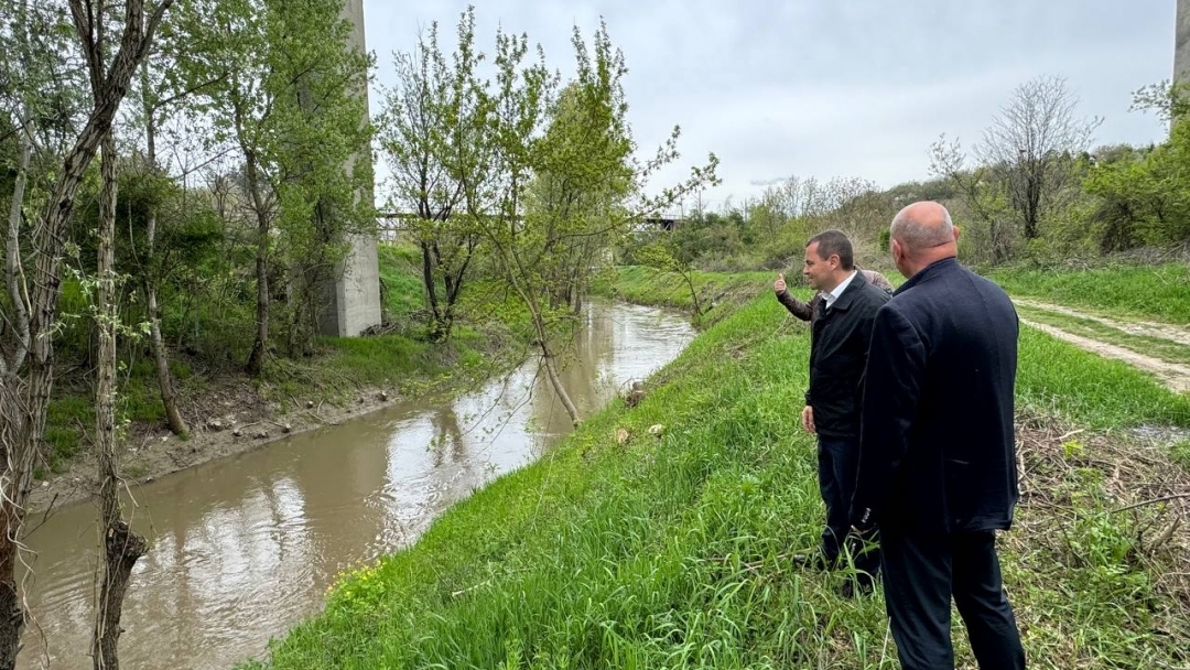 Кметът Пенчо Милков инспектира първия етап от почистването по поречието на Русенски Лом