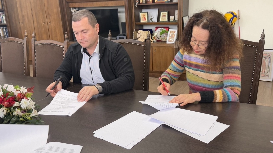 Кметът Пенчо Милков подписа колективен трудов договор с подобрени условия за служителите на Художествената галерия – Русе