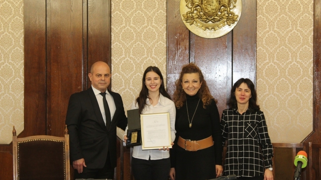 Кметът Пламен Стоилов отличи трима млади русенци с Награда "Русе - 21.век"