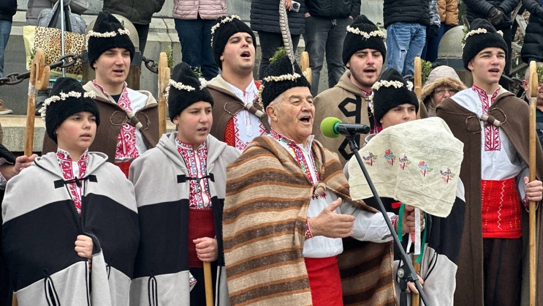  Кметът Пенчо Милков и коледарите благословиха Русе за здрава и успешна година