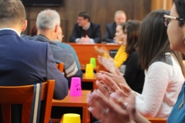 Младежкият парламент поздрави местния парламент с флашмоб по време на сесия