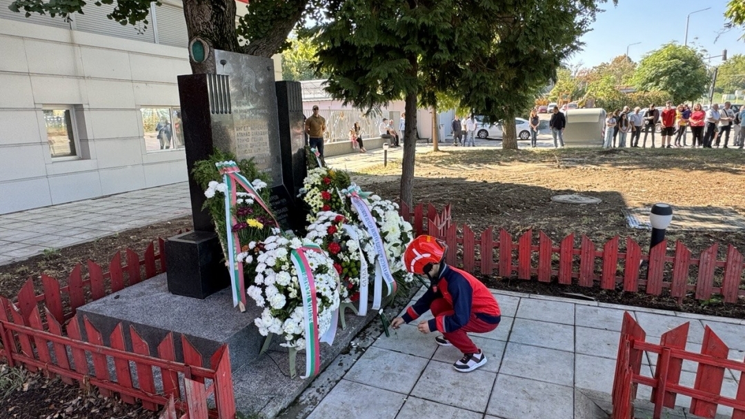 Русе отдаде почит и признателност на пожарникарите за професионализма и всеотдайността им